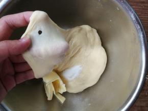 手揉至面团逐渐变得光滑不沾手，能拉出粗膜的状态，然后加入盐和黄油
