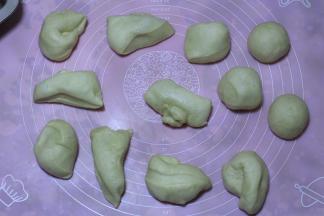 将一发完成的面团分割成等量的12份