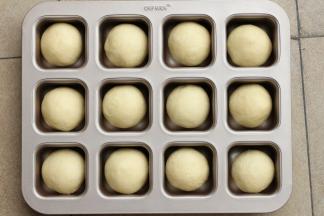 依次放入12连模，此方刚好做12个小餐包