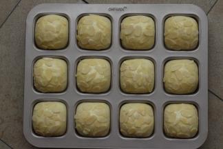 在二发好的面团表面刷上一层薄薄的全蛋液，再撒上少许杏仁片装饰