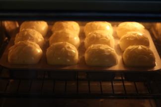 烤箱180度预热5分钟，然后送入烤箱烘烤，上火170度，下火175度烘烤20分钟左右，中途视表面上色程度加盖锡纸再继续烘烤，以防上色过度