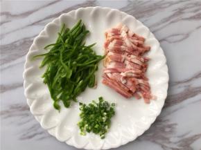 将青椒、培根切丝，小葱切颗粒。