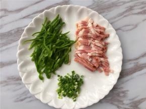将青椒、培根切丝，小葱切颗粒。