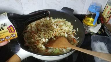 倒入酱油炒均匀