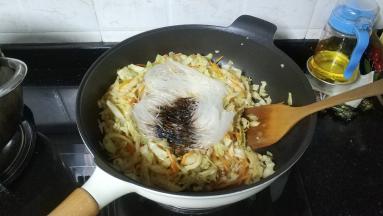 放入粉丝倒入老抽