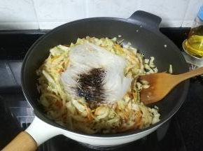 放入粉丝倒入老抽