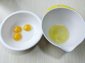 蛋黄和蛋清，分别再无油无水的容器里。先做蛋黄糊，蛋黄用手动打蛋器打散，加入牛奶继续打均匀至看不到牛奶，加入玉米油，使油和蛋液完全融合再一起，(色拉油也可以，但是一定要无味的)不建议使用黄油或橄榄油。