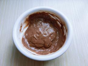 用手动打蛋器拌均匀，看不到面粉为止(拌的时候使用手动打蛋器呈Z字形状来回搅动，不要转圈搅拌，以免起筋。)这样可可蛋黄糊就做好了，放在旁边备用。(面糊提起打蛋器轻松顺滑的滴落下去，且无干粉。)