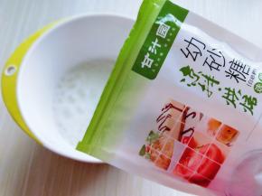 蛋白打发，往蛋白里加入柠檬汁(白醋也可以)电动打蛋器将蛋白高速打发至呈现鱼眼泡。
加入三分之糖，继续高速打发，蛋清泡消失，细腻时再加入三分之一的糖，继续打发。