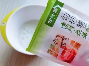 蛋白打发，往蛋白里加入柠檬汁(白醋也可以)电动打蛋器将蛋白高速打发至呈现鱼眼泡。
加入三分之糖，继续高速打发，蛋清泡消失，细腻时再加入三分之一的糖，继续打发。