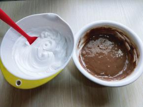 电动打蛋器高速打发，打至湿性发泡时加入最后的三分之一糖，，继续打发至蛋白出现细腻的纹路，将电动打蛋器调低速打发一会儿，感觉有些阻力时，就可以停止打发，以免消泡，提起打蛋器有微微的弯勾就可以，准备工作完成。