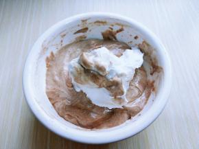 取三分之一的蛋白霜加入蛋黄糊中，翻拌手法直至看不到蛋白霜。再取三分之一的蛋白霜加入蛋黄糊中，继续上面的手法，翻拌直至看不到蛋白霜。