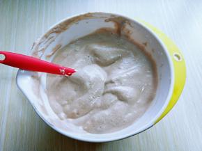 最后将可可蛋黄糊倒入蛋白霜的容器中，继续翻拌的手法，直至看不到蛋白霜即可。拌好的蛋糕糊，细腻光滑，饱满，倒入蛋糕模具中。