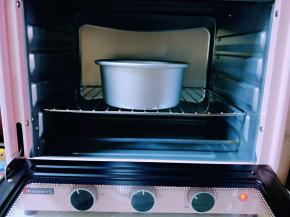 将蛋糕模具，从上往下摔模具，震出气泡。(可以多摔几次)此时将烤箱145度预热5分钟。
模具放烤箱下层，145度上下火烤35-40分钟，具体时间根据自家烤箱温度设定。