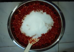 辣椒剁碎，拌入食盐，装入密封容器腌制30天。