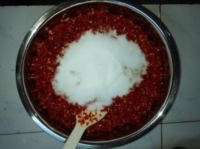 辣椒剁碎，拌入食盐，装入密封容器腌制30天。