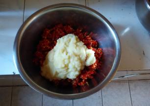 苹果、洋葱、生姜、蒜瓣分别洗净、切小块，用搅拌机搅打成泥，作为调味料。剁椒倒入料理盆，倒入调味料。