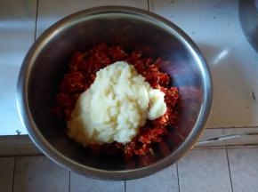 苹果、洋葱、生姜、蒜瓣分别洗净、切小块，用搅拌机搅打成泥，作为调味料。剁椒倒入料理盆，倒入调味料。