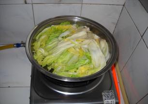 入开水焯烫至变色。