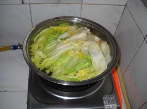 入开水焯烫至变色。