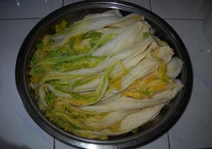 捞起，挤净水分。