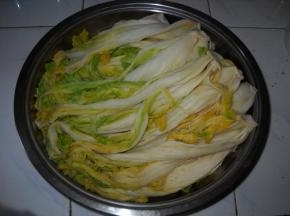 捞起，挤净水分。