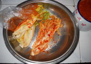 大白菜均匀抹上辣椒酱。