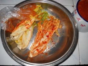 大白菜均匀抹上辣椒酱。