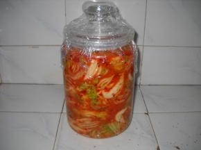 装入消过毒的玻璃容器，瓶口用保鲜膜覆盖，盖上外盖，再裹上一层保鲜膜，入阴凉干燥处保存。一般半个月后就可以取出食用了。