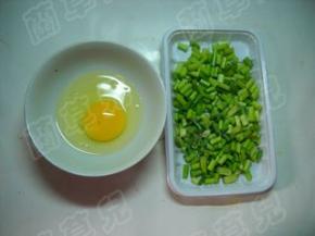蒜薹洗净切小粒；鸡蛋磕破于碗中。
