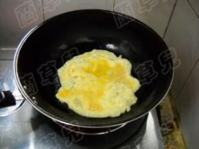 锅中油热，滑散鸡蛋，盛起备用。