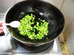 炒至变色，加入适量盐，炒匀。