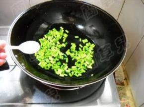 炒至变色，加入适量盐，炒匀。
