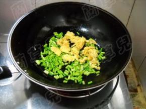 倒入鸡蛋，炒匀。