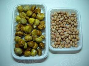 准备好栗子和花生。