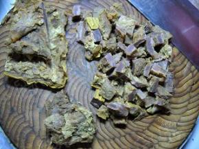 将五香熟牛肉分割成小块。