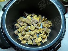 牛肉倒入电压力锅中。