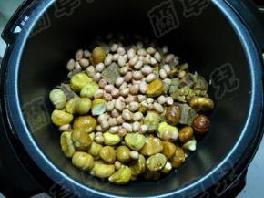 栗子和花生倒入锅中。