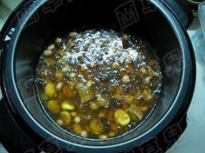 接通电源，调配足汤水，将汤汁煮开。