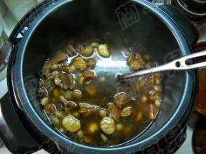 压制好的栗子花生牛肉根据口味调节好。