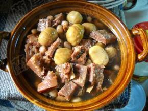 将栗子花生牛肉盛入砂锅，炉火上煮开后趁热食用。
