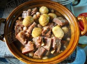 将栗子花生牛肉盛入砂锅，炉火上煮开后趁热食用。