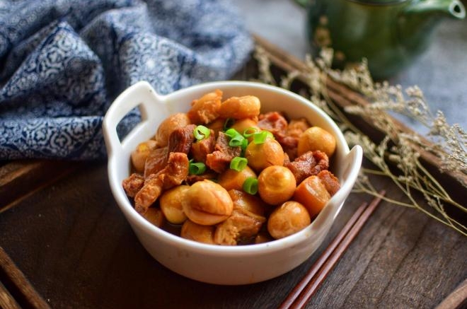 红烧肉炖鹌鹑蛋