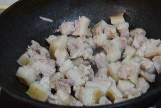 五花肉切成块，放凉水中，大火烧开，撇出浮沫，把肉捞出来备用，锅中加少许油，把焯过水的红烧肉，倒进锅中，翻炒至表面有点焦黄