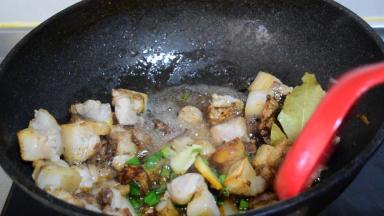 加入葱姜、八角、香叶，老抽、料酒