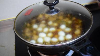 盖上锅盖，大火烧开，转小火继续炖1个小时，大火收汁即可