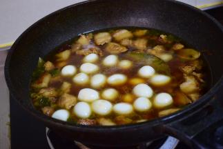 加适量热水，再加入去皮的鹌鹑蛋，加入冰糖、盐