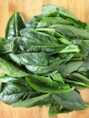 菠菜洗净淋干水分，去掉菠菜颈，留下菠菜叶