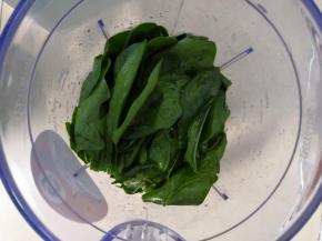 菠菜叶放入料理机內加入清水