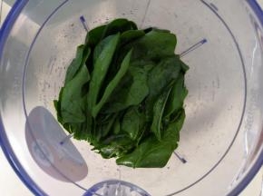 菠菜叶放入料理机內加入清水
